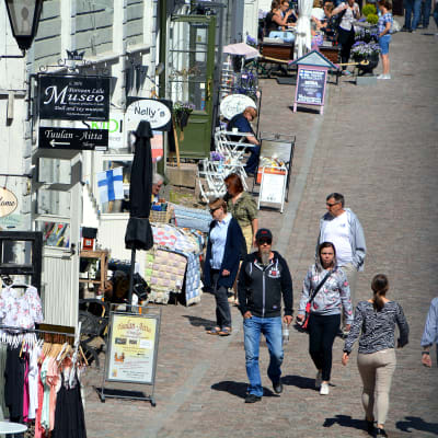 Turister på solig gata i Gamla stan i Borgå.
