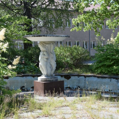 Staty i en fontän utan vatten.