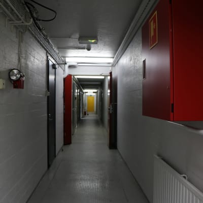 En av de långa korridorerna i de tomma utrymmena under jorden i Svalberga