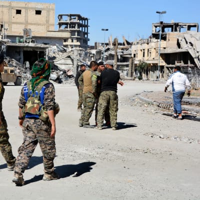 Den kurddominerade styrkan SDF som backas upp av USA har infört utegångsförbud i Raqqa med motiveringen att IS hotar att återinta staden