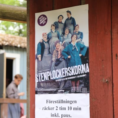 Affischen för pjäsen Stenplockerskorna