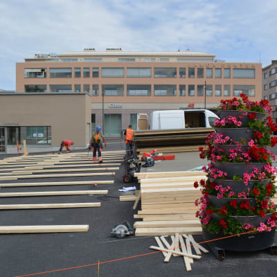 Underlaget för en terrass byggs på torget i Jakobstad