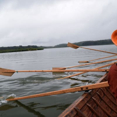 Föreningen Inga-Lundas kyrkbåt ute och ror i Ingå skärgård.