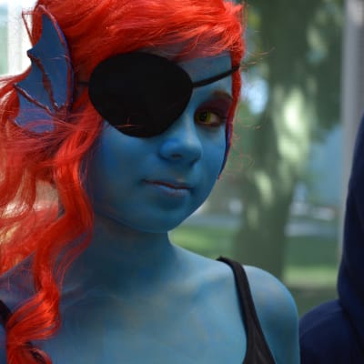 Saga Brushane utklädd till Undyne i Undertale.