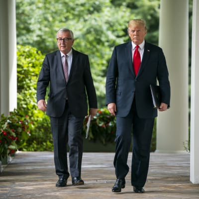 Donald Trump och Jean-Claude Juncker på väg till sin gemensamma presskonferens framför Vita huset i Washington.