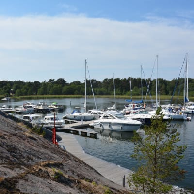 Motorbåtar och segelbåtar vid klipporna i Örö gästhamn.