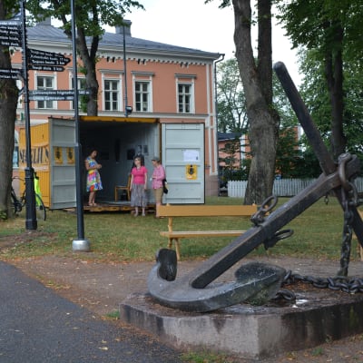 en park i lovisa där en container ställts fram för pop-up galleri