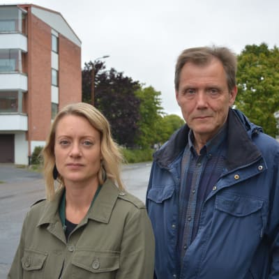 Forskare Eva Högfors-Rönnholm och Sten Engblom utanför Yle i Vasa. 