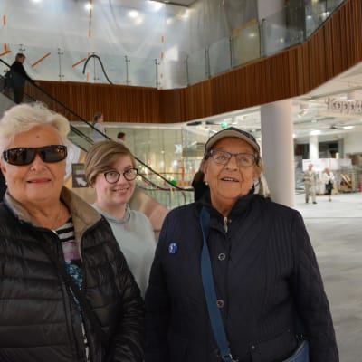 Tre kvinnor står inne i köpcentret Espen i Vasa.