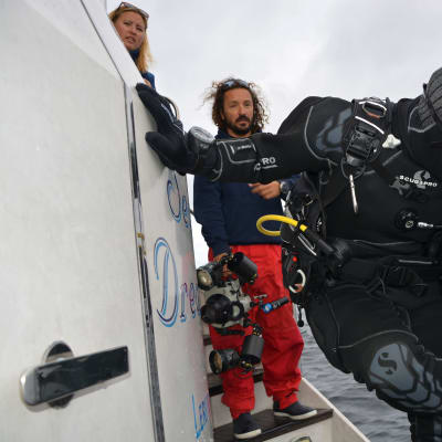 Expeditionsledaren Aimi Hamberg har uppsikt över dykningen på expeditionen.
