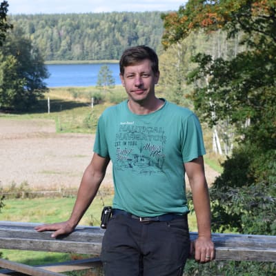 Ekoodlaren Mathias Weckström på Pargas gård i Raseborg