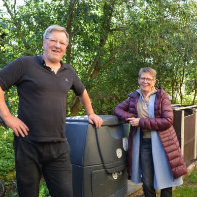 Thomas Lindström och Monica Lindvall komposterar sitt bioavfall