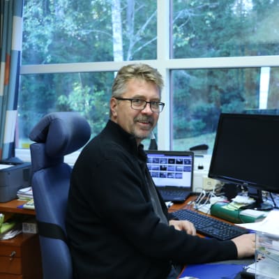 VD Stefan Skullbacka på Närpes Grönsaker i sitt arbetsrum