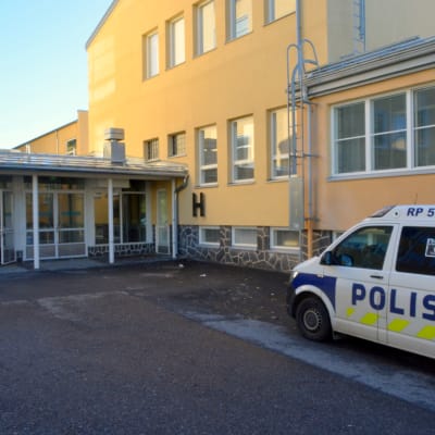 Polisbil utanför Vamia i Vasa.