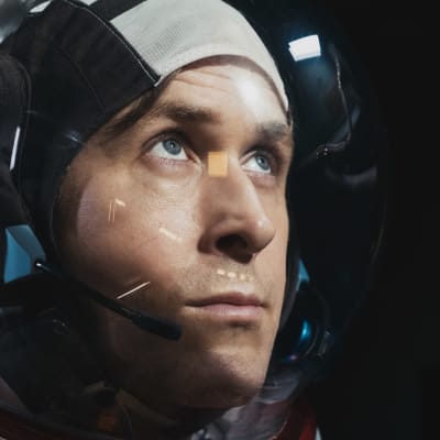 Neil Armstron (Ryan Gosling) i närbild i sin rymddräkt.