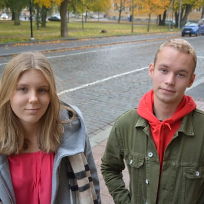 Heidi Kaarto och Emil Ahlroos på trappan utanför Vasa övningsskolas gymnasium.