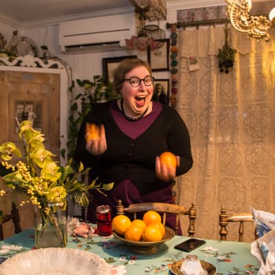 Lovisa historiska hus odförande Nina Wiklund kastar appelsiner