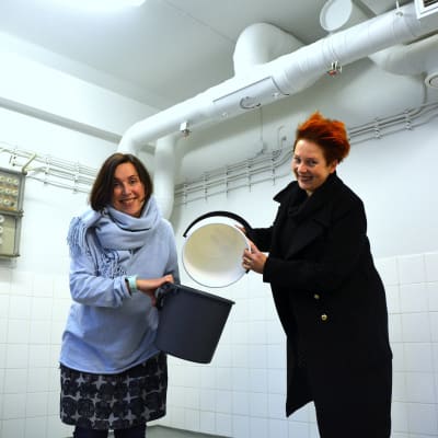 Maikku Huovila och Katja Sågbom med ämbaren i tvätteriet.