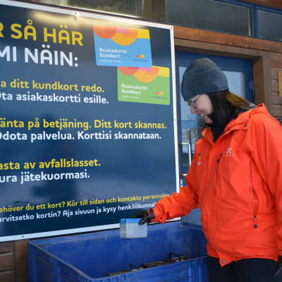 Nina Lindman på Stormossens återvinningsstation.