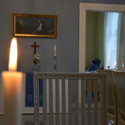 Ett ljus är tänt i salongen i prästgården i Solf.