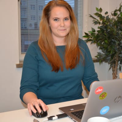 Rekryterare Mette Karlman vid sin dator.