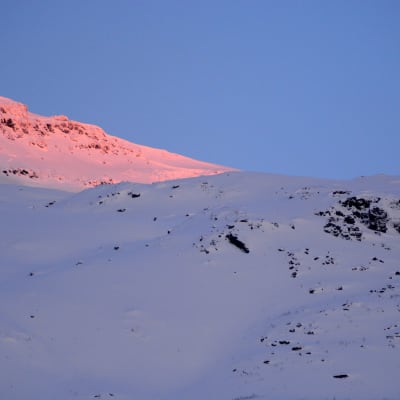 Mitt i bilden syns lavinområdet bakom bergskammen.