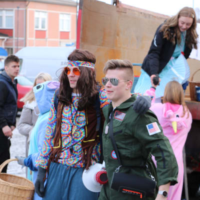Abiturienter firar penkis i Kristinestad. I förgrunden en hippie och en pilot i det amerikanska flygvapnet.