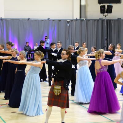 Uppklädda ungdomar dansar gamlas dans.