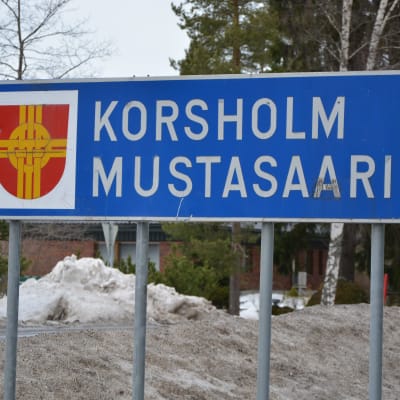 skylt med texten korsholm - Mustasaari