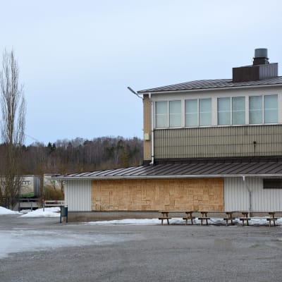 Skolgården för Sarlinska skolan i Pargas. 