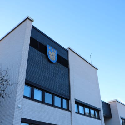 Fasaden av Grankulla stadshus.