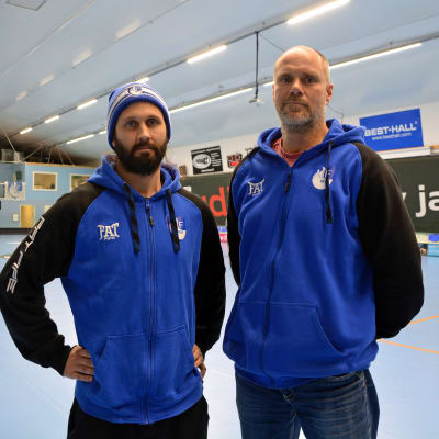 Jan Qvickström-Helling och Sebastian Freudenthal på innebandyplanen.