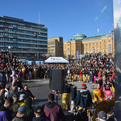 Studerande firar Pampas nationaldag på Vasa torg.