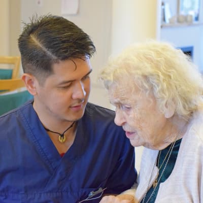 Kim Malag är filippinsk sjukskötare vid Attendos vårdhem i Uppsala, där Gerd Jansson får äldreomsorg. Kim kompletterar sin filippinska utbildning för att få yrkesrättigheter i Sverige. 