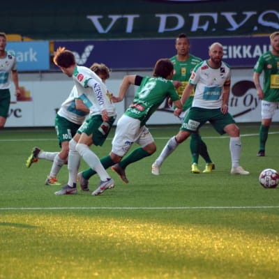 KPV:s Sebastian Mannström stöter på patrull i match mot IFK Mariehamn.