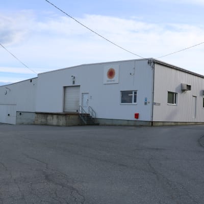 En vit fabriksbyggnad.
