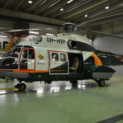 Helikopter inne i en hall.