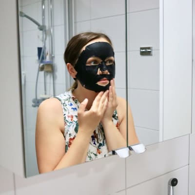 Kvinna med en svart ansiktsmask