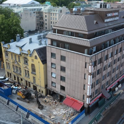 En grävskopa framför hotellet Hamburger Börs som rivs.