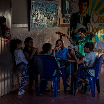 Ungdomar i ett område i Caracas där övergivna barn brukar hålla till.