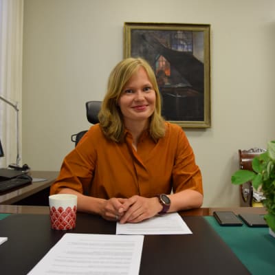 Kulturministern Hanna Kosonen i sitt arbetsrum.