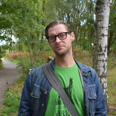 Juho Pylvänäinen protesterar mot universitetens parkeringsplaner