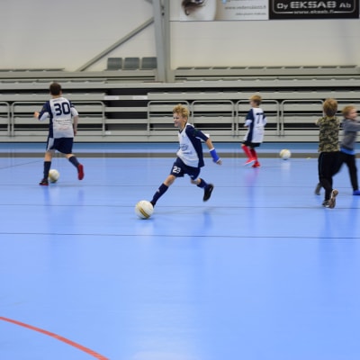 Barn spelar fotboll i Folksam Arena i Sjundeå.