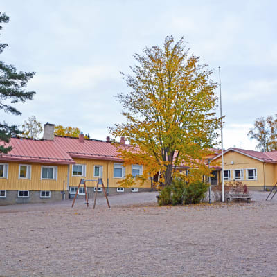 En skolbyggnad.