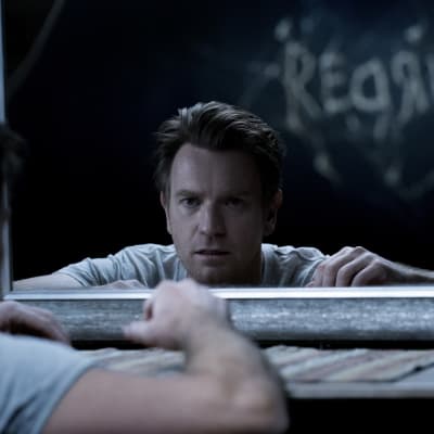 En förvånad och skrämd Danny (Ewan McGregor) ser i spegeln att det på den motsatta väggen dykt upp ordet REDRUM.