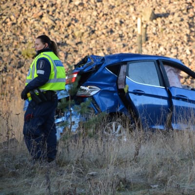 Personbil som demolerats i olycka.