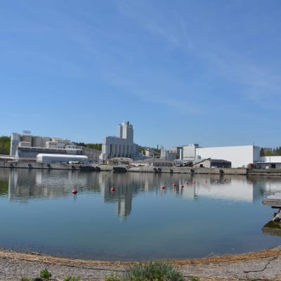 Vy över Finnsementtis fabrik och hamn i Pargas. 
