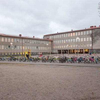 Cyklar på den i övrigt tomma skolgården utanför Centralskola i Hangö.