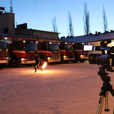 Filming av brandman utanför brandstation.