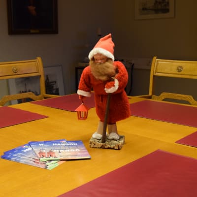 Jultomte och Hangöbroschyrer.